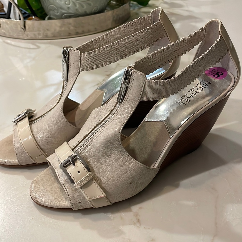 MICHAEL KORS SEXY LEATHER CREAM WEDGE